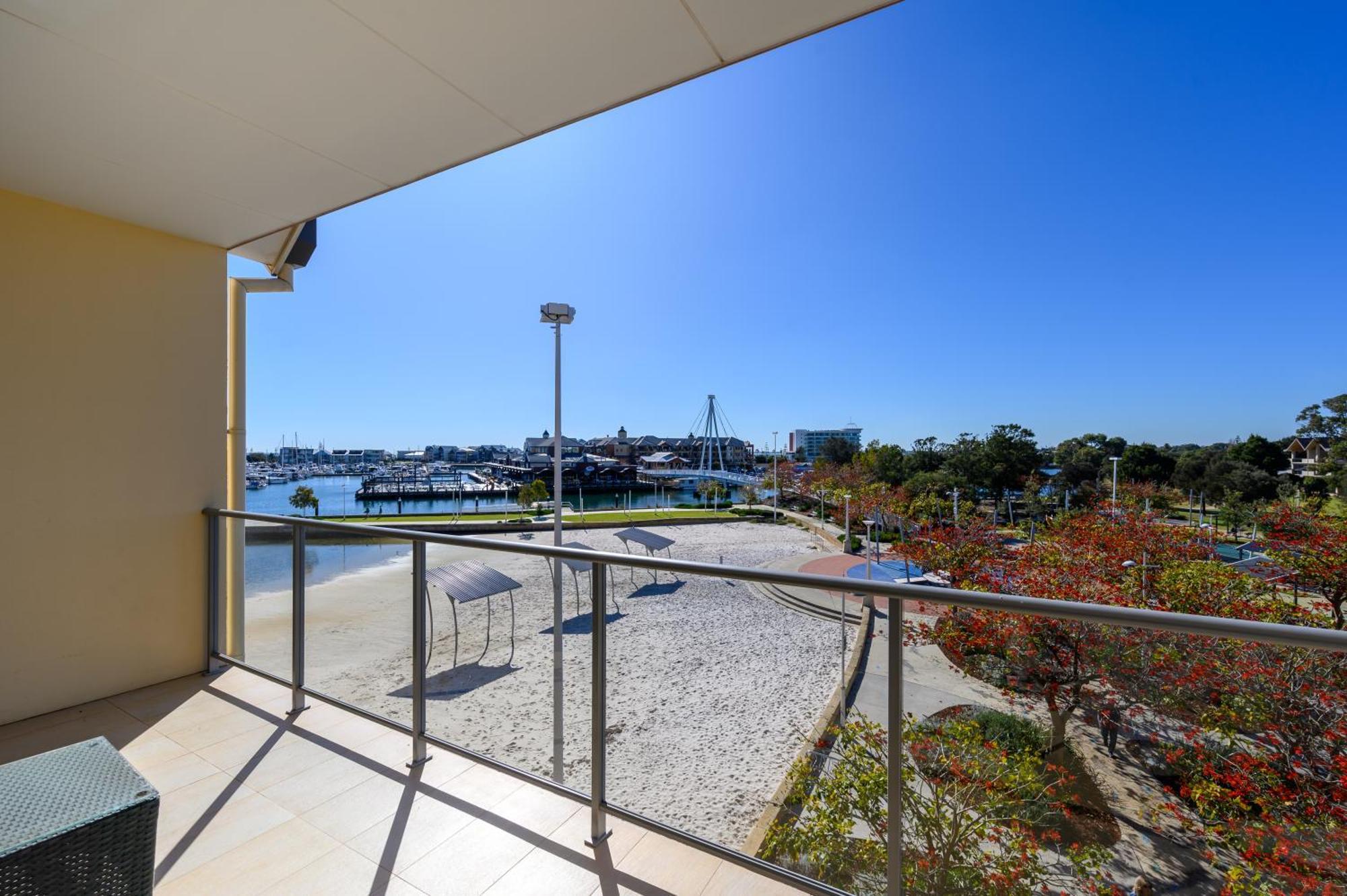 Dolphin Quay Apartments Mandurah Exterior photo