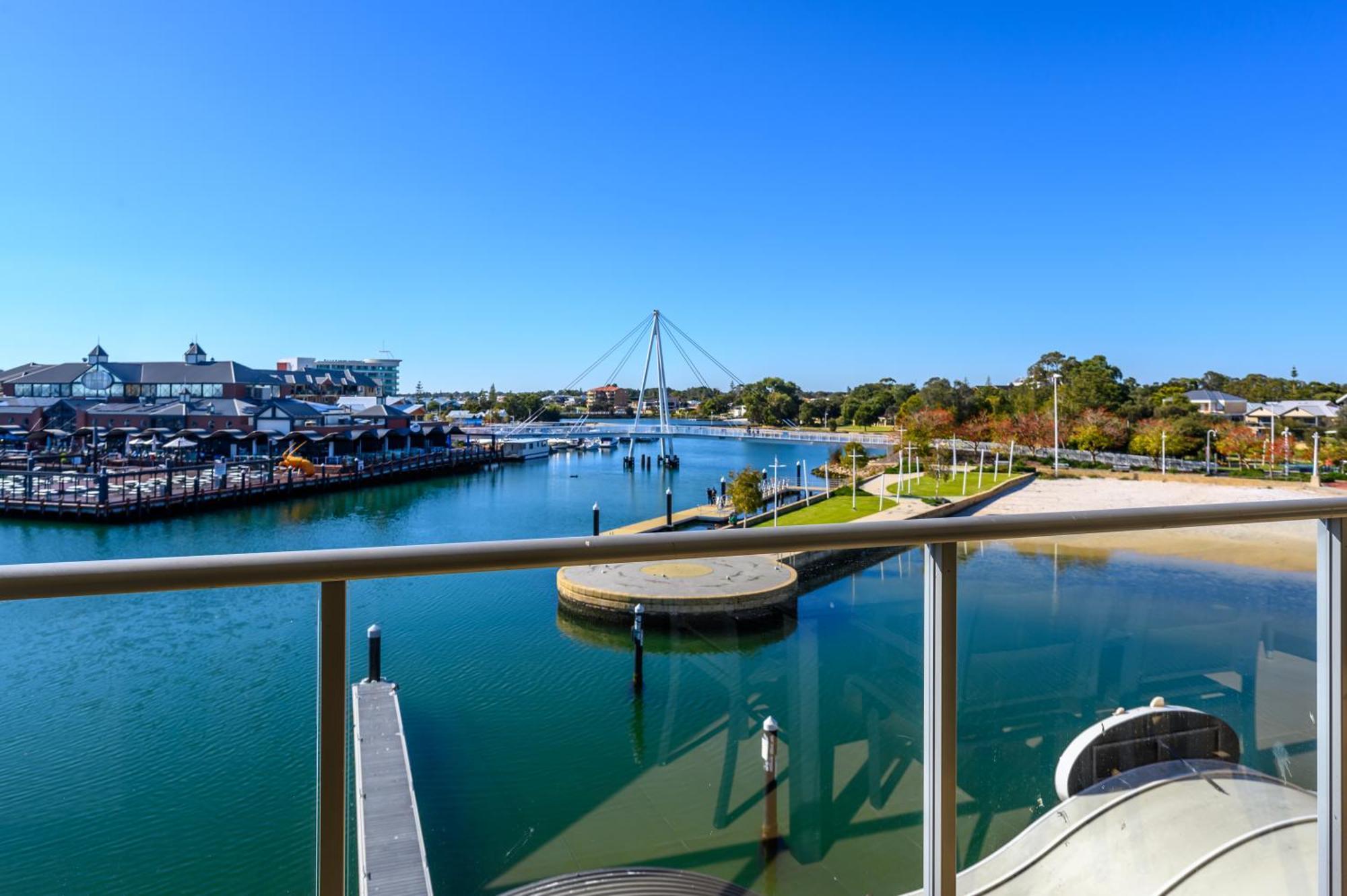 Dolphin Quay Apartments Mandurah Exterior photo