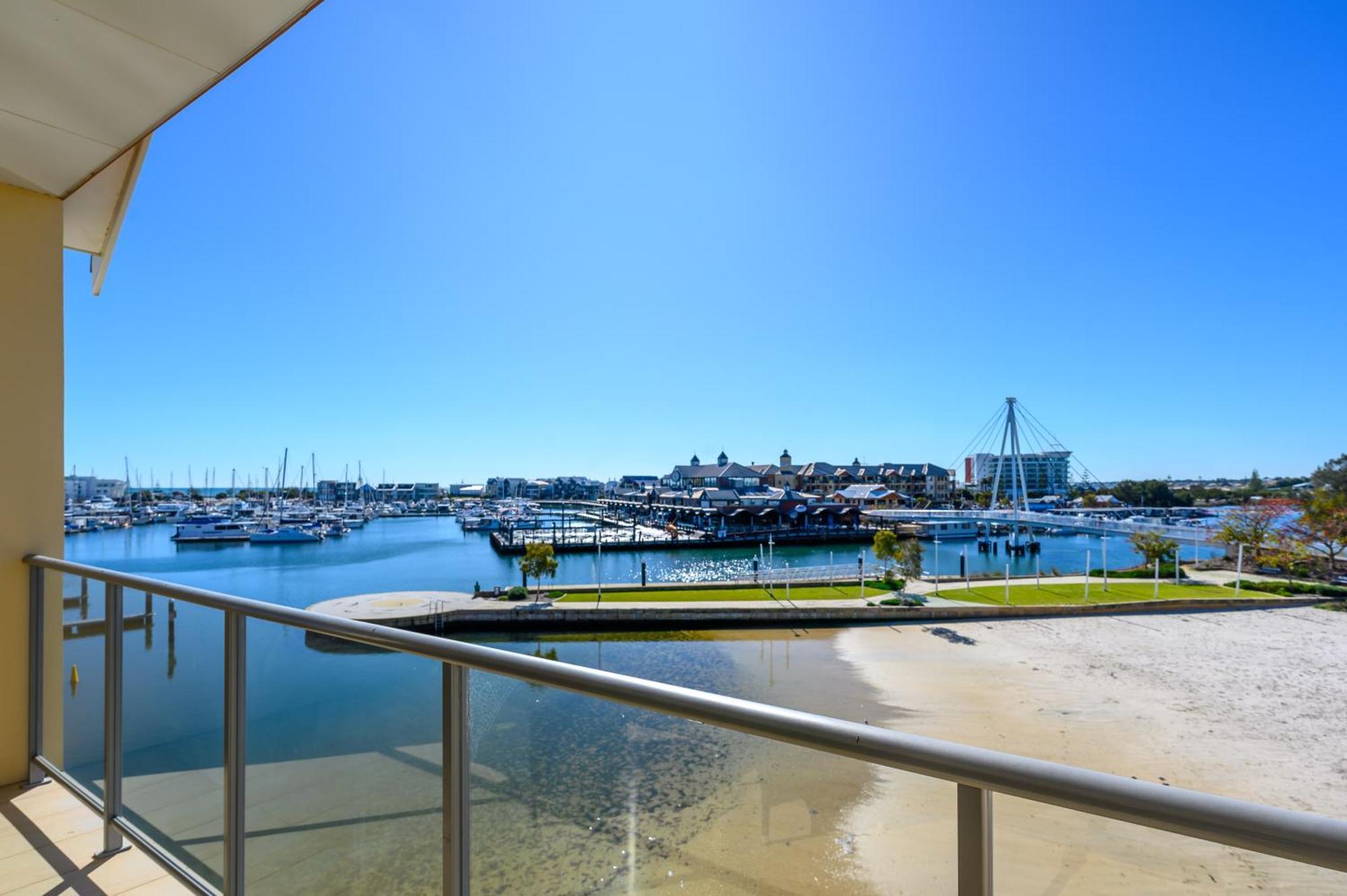 Dolphin Quay Apartments Mandurah Exterior photo