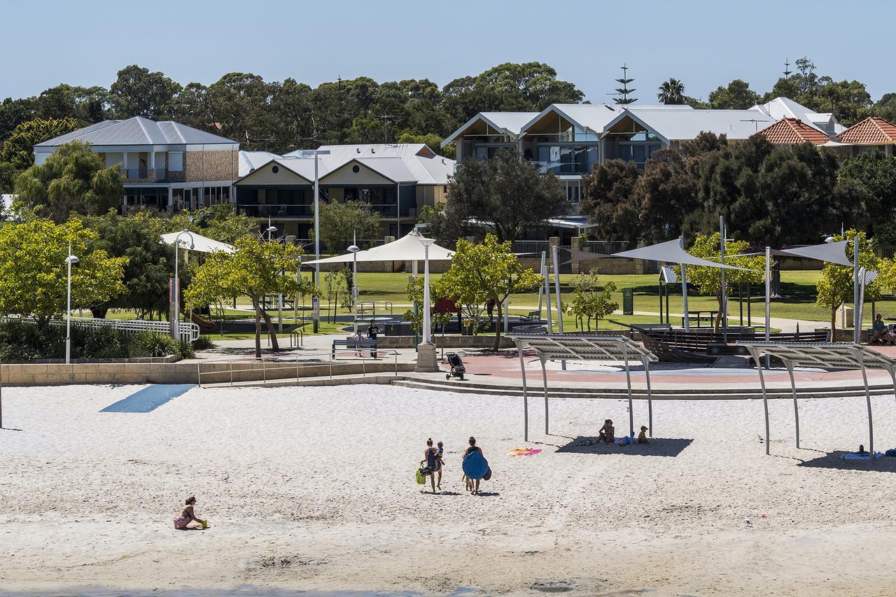 Dolphin Quay Apartments Mandurah Exterior photo